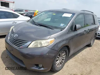 2012 Toyota Sienna XLE AAS z VIN 5TDYK3DC3CS240342, wystawiony jako IAAI lot #42172125 z przebiegiem 244 483 mil mil oraz . Historia ofert i sprzedaży dostępna na DreamBid. Obrazek 21.
