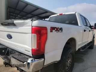 2019 Ford F-250 XL z VIN 1FT7W2B68KED86540, wystawiony jako IAAI lot #42379411 z przebiegiem 227 927 mil mil oraz . Historia ofert i sprzedaży dostępna na DreamBid. Obrazek 1.