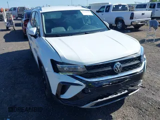 2022 Volkswagen Taos SE z VIN 3VVRX7B2XNM076678, wystawiony jako IAAI lot #42323230 z przebiegiem 23 619 mil mil oraz . Historia ofert i sprzedaży dostępna na DreamBid. Obrazek 6.