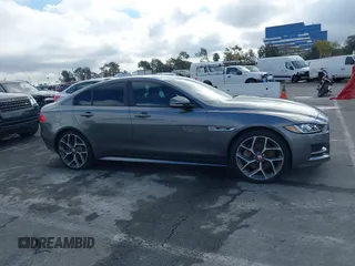 2017 Jaguar XE 35t R-Sport z VIN SAJAL4BV9HCP10649, wystawiony jako IAAI lot #41533051 z przebiegiem 59 431 mil mil oraz . Historia ofert i sprzedaży dostępna na DreamBid. Obrazek 13.