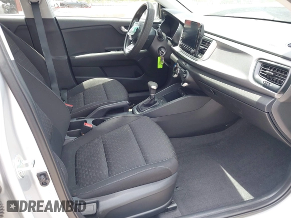 2023 Kia Rio S z VIN 3KPA24AD4PE604207, wystawiony jako IAAI lot #42077201 z przebiegiem 16 559 mil mil oraz . Historia ofert i sprzedaży dostępna na DreamBid. Obrazek 5.