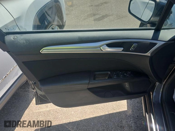 2020 Ford Fusion SE with VIN 3FA6P0LU8LR195683, listed as a IAAI auction lot 42786965 with 71,252 mi miles and . Bid and sale history available at DreamBid. Image 7.