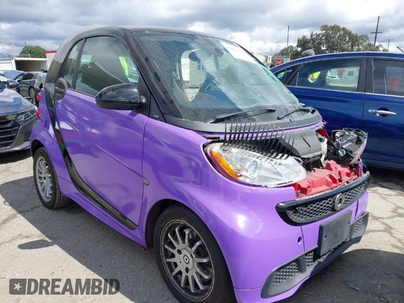 2013 Smart fortwo Pure with VIN WMEEJ3BA0DK686417, listed as a IAAI auction lot 41803956 with 83,850 mi miles. Bid and sale history available at carsss.com. Image 1.