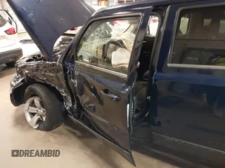 2014 Jeep Patriot Latitude z VIN 1C4NJRFB2ED693945, wystawiony jako IAAI lot #42117446 z przebiegiem 151 614 mil mil oraz . Historia ofert i sprzedaży dostępna na DreamBid. Obrazek 6.