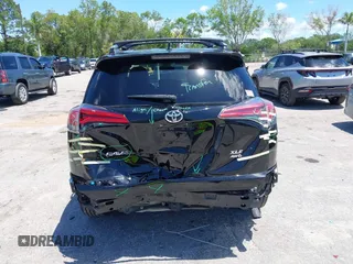 2018 Toyota RAV4 XLE z VIN 2T3RFREV4JW753672, wystawiony jako IAAI lot #42239541 z przebiegiem 83 404 mil mil oraz . Historia ofert i sprzedaży dostępna na DreamBid. Obrazek 16.