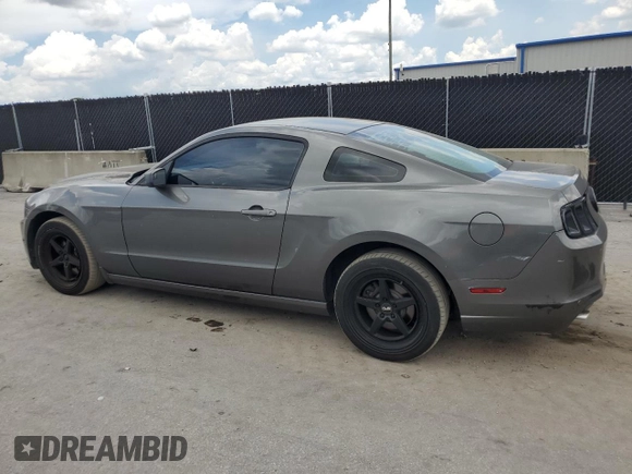 2013 Ford Mustang V6 z VIN 1ZVBP8AM8D5215538, wystawiony jako Copart lot #62214695 z przebiegiem 130 904 mil mil oraz Czysty tytuł • Clean title. Historia ofert i sprzedaży dostępna na DreamBid. Obrazek 2.