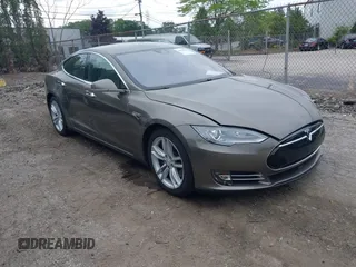 2015 Tesla Model S 85D z VIN 5YJSA1E29FF110528, wystawiony jako IAAI lot #42308926 z przebiegiem 12 978 mil mil oraz . Historia ofert i sprzedaży dostępna na DreamBid. Obrazek 1.