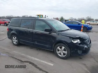 2011 Volkswagen Routan z VIN 2V4RW5DG8BR695062, wystawiony jako IAAI lot #42061868 z przebiegiem 143 592 mil mil oraz . Historia ofert i sprzedaży dostępna na DreamBid. Obrazek 1.