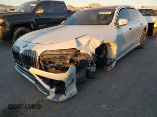2024 BMW i7 xDrive60 z VIN WBY53EJ01RCP72333, wystawiony jako Copart lot #82242244 z przebiegiem Nie podano mil oraz Szkody całkowita. Historia ofert i sprzedaży dostępna na DreamBid. Obrazek 1.