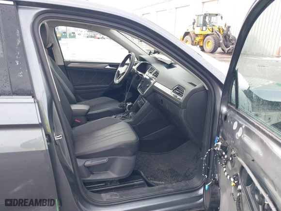 2022 Volkswagen Tiguan SE with VIN 3VV2B7AX2NM161365, listed as a IAAI auction lot 41588795 with 57,138 mi miles. Bid and sale history available at carsss.com. Image 5.