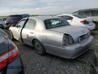 2003 Lincoln Town Car Signature z VIN 1LNHM82W73Y612608, wystawiony jako Copart lot #88304985 z przebiegiem Nie podano mil oraz Nie do naprawy • Non repairable. Historia ofert i sprzedaży dostępna na DreamBid. Obrazek 2.
