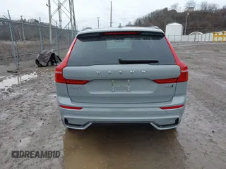 2024 Volvo XC60 Plus Dark Theme z VIN YV4L12RL3R1757157, wystawiony jako IAAI lot #41732352 z przebiegiem 11 056 mil mil oraz . Historia ofert i sprzedaży dostępna na DreamBid. Obrazek 17.