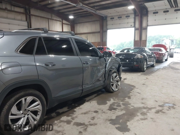 2021 Volkswagen Atlas SEL z VIN 1V2BE2CA6MC203777, wystawiony jako IAAI lot #42507511 z przebiegiem 76 358 mil mil oraz . Historia ofert i sprzedaży dostępna na DreamBid. Obrazek 18.