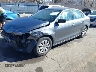 2014 Volkswagen Jetta S z VIN 3VW2K7AJ7EM275448, wystawiony jako IAAI lot #41835358 z przebiegiem 149 272 mil mil oraz . Historia ofert i sprzedaży dostępna na DreamBid. Obrazek 2.