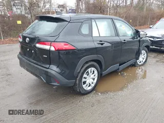 2023 Toyota Corolla Cross L z VIN 7MUAAABG7PV075454, wystawiony jako IAAI lot #41974426 z przebiegiem Nie podano mil oraz . Historia ofert i sprzedaży dostępna na DreamBid. Obrazek 4.