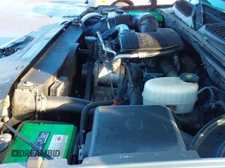 2007 Chevrolet Silverado 2500HD LT3 z VIN 1GCHK23D27F125029, wystawiony jako IAAI lot #41353330 z przebiegiem 300 266 mil mil oraz . Historia ofert i sprzedaży dostępna na DreamBid. Obrazek 20.