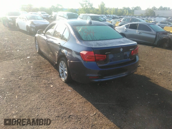 2018 BMW 3 Series 320i xDrive z VIN WBA8A3C53JA488409, wystawiony jako IAAI lot #39667324 z przebiegiem 72 949 mil mil oraz . Historia ofert i sprzedaży dostępna na DreamBid. Obrazek 3.