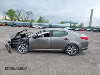 2013 Kia Optima EX z VIN 5XXGN4A77DG111541, wystawiony jako IAAI lot #42076690 z przebiegiem Nie podano mil oraz . Historia ofert i sprzedaży dostępna na DreamBid. Obrazek 13.