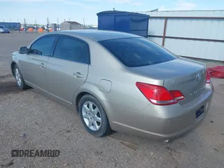 2007 Toyota Avalon XL z VIN 4T1BK36B97U233967, wystawiony jako IAAI lot #42501668 z przebiegiem 143 480 mil mil oraz . Historia ofert i sprzedaży dostępna na DreamBid. Obrazek 3.