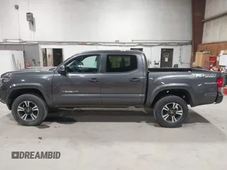 2017 Toyota Tacoma SR5 z VIN 5TFCZ5AN6HX111116, wystawiony jako IAAI lot #42054764 z przebiegiem 103 107 mil mil oraz . Historia ofert i sprzedaży dostępna na DreamBid. Obrazek 14.