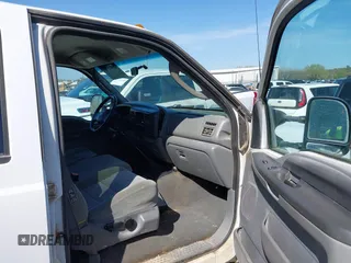 2003 Ford F-350 XL z VIN 1FTSW31P43EC84132, wystawiony jako IAAI lot #41940181 z przebiegiem 317 688 mil mil oraz . Historia ofert i sprzedaży dostępna na DreamBid. Obrazek 5.