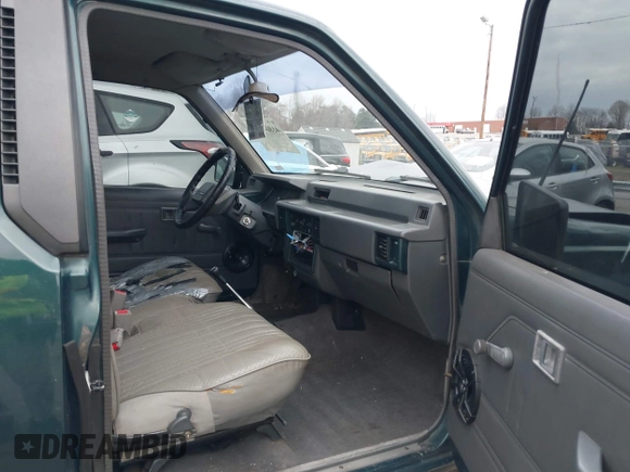 1992 Mitsubishi Mighty Max z VIN JA7FL24W5NP011633, wystawiony jako IAAI lot #41864873 z przebiegiem 301 895 mil mil oraz . Historia ofert i sprzedaży dostępna na DreamBid. Obrazek 5.