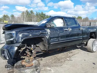 2019 GMC Sierra 2500HD Denali z VIN 1GT12SEY3KF232018, wystawiony jako IAAI lot #41897434 z przebiegiem Nie podano mil oraz . Historia ofert i sprzedaży dostępna na DreamBid. Obrazek 6.