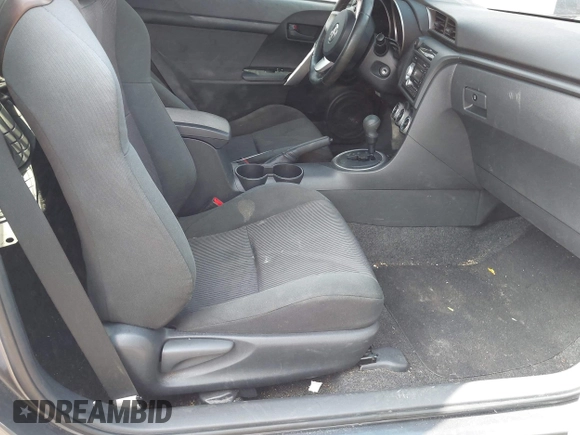 2011 Scion tC z VIN JTKJF5C74B3008878, wystawiony jako IAAI lot #42435425 z przebiegiem 152 737 mil mil oraz . Historia ofert i sprzedaży dostępna na DreamBid. Obrazek 5.