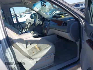 2014 Chevrolet Suburban LT with VIN 1GNSCJE0XER131638, listed as a IAAI auction lot 41305777 with 200,962 mi miles. Bid and sale history available at carsss.com. Image 5.