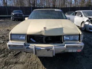 1990 Cadillac DeVille z VIN 1G6CD5333L4256377, wystawiony jako Copart lot #42613635 z przebiegiem 136 754 mil mil oraz Szkoda całkowita • Salvage title. Historia ofert i sprzedaży dostępna na DreamBid. Obrazek 5.