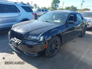 2019 Chrysler 300 S z VIN 2C3CCABG8KH628668, wystawiony jako IAAI lot #42060870 z przebiegiem 86 694 mil mil oraz . Historia ofert i sprzedaży dostępna na DreamBid. Obrazek 2.