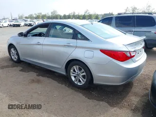 2013 Hyundai Sonata GLS z VIN 5NPEB4AC8DH533528, wystawiony jako IAAI lot #42175240 z przebiegiem 88 841 mil mil oraz . Historia ofert i sprzedaży dostępna na DreamBid. Obrazek 3.