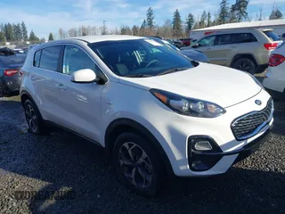 2021 Kia Sportage LX z VIN KNDPMCAC9M7920882, wystawiony jako IAAI lot #41365312 z przebiegiem 51 745 mil mil oraz . Historia ofert i sprzedaży dostępna na DreamBid. Obrazek 1.