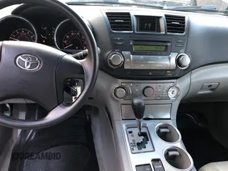 2010 Toyota Highlander with VIN 5TDZK3EH1AS010097, listed as a Copart auction lot 82418184 with 228,242 mi miles and Clean title. Bid and sale history available at DreamBid. Image 9.