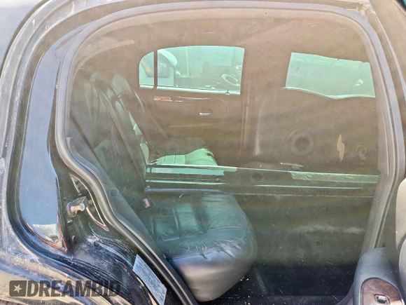 2002 Lincoln Town Car Executive with VIN 1L1FM81W02Y635348, listed as a Copart auction lot 61639325 with 88,597 mi miles and Clean title. Bid and sale history available at DreamBid. Image 10.