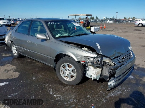 1998 Toyota Camry LE z VIN 4T1BG28KXWU248887, wystawiony jako IAAI lot #41507392 z przebiegiem Nie podano mil oraz . Historia ofert i sprzedaży dostępna na DreamBid. Obrazek 1.