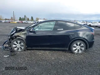 2022 Tesla Model Y Long Range z VIN 7SAYGDEE4NF447985, wystawiony jako IAAI lot #41811782 z przebiegiem 81 973 mil mil oraz . Historia ofert i sprzedaży dostępna na DreamBid. Obrazek 13.