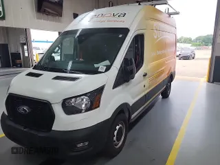 2023 Ford Transit Cargo z VIN 1FTBR1X86PKC02291, wystawiony jako IAAI lot #42791621 z przebiegiem 32 389 mil mil oraz . Historia ofert i sprzedaży dostępna na DreamBid. Obrazek 3.