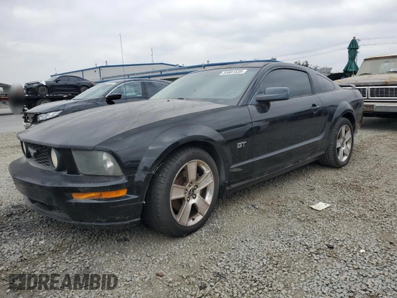 2005 Ford Mustang GT Deluxe z VIN 1ZVFT82H555212371, wystawiony jako Copart lot #55881535 z przebiegiem Nie podano mil oraz Czysty tytuł • Clean title. Historia ofert i sprzedaży dostępna na DreamBid. Obrazek 1.