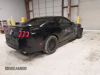 2013 Ford Mustang V6 z VIN 1ZVBP8AM5D5268763, wystawiony jako IAAI lot #42254330 z przebiegiem 127 353 mil mil oraz . Historia ofert i sprzedaży dostępna na DreamBid. Obrazek 4.