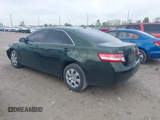 2011 Toyota Camry LE z VIN 4T1BF3EK3BU703487, wystawiony jako IAAI lot #42112553 z przebiegiem 133 063 mil mil oraz . Historia ofert i sprzedaży dostępna na DreamBid. Obrazek 3.