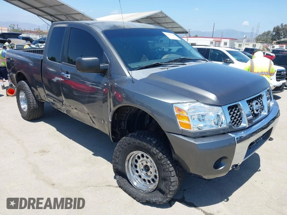 2006 Nissan Titan XE z VIN 1N6AA06B06N551578, wystawiony jako IAAI lot #42403828 z przebiegiem 143 420 mil mil oraz . Historia ofert i sprzedaży dostępna na DreamBid. Obrazek 1.