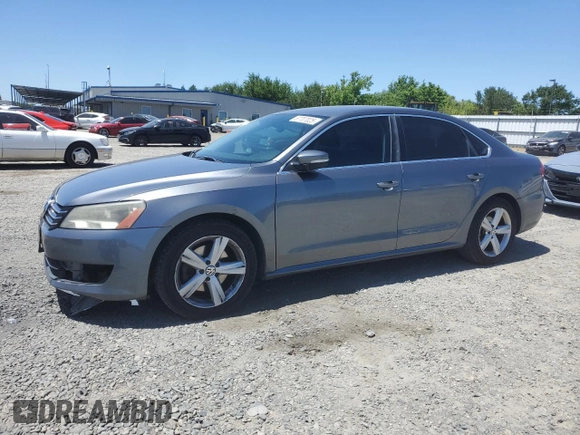2013 Volkswagen Passat SE z VIN 1VWBP7A32DC036067, wystawiony jako Copart lot #57707025 z przebiegiem 168 751 mil mil oraz Szkoda całkowita • Salvage title. Historia ofert i sprzedaży dostępna na DreamBid. Obrazek 1.