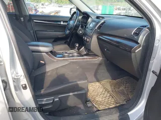 2014 Kia Sorento LX z VIN 5XYKT3A66EG550034, wystawiony jako IAAI lot #42166131 z przebiegiem 226 066 mil mil oraz . Historia ofert i sprzedaży dostępna na DreamBid. Obrazek 5.