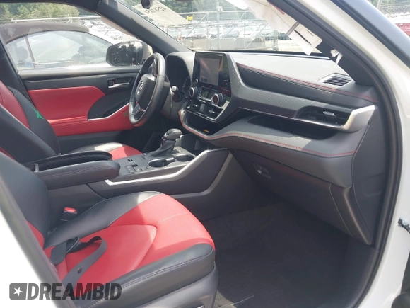 2023 Toyota Highlander L z VIN 5TDKDRAHXPS520803, wystawiony jako IAAI lot #42584854 z przebiegiem 11 561 mil mil oraz . Historia ofert i sprzedaży dostępna na DreamBid. Obrazek 5.