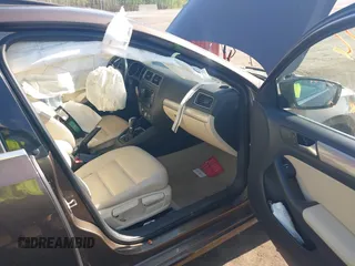 2015 Volkswagen Jetta Sport z VIN 3VWD17AJ5FM411217, wystawiony jako IAAI lot #42563776 z przebiegiem 84 520 mil mil oraz . Historia ofert i sprzedaży dostępna na DreamBid. Obrazek 5.