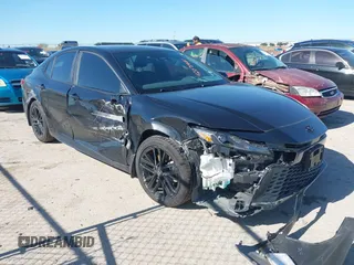 2025 Toyota Camry LE z VIN 4T1DAACK5SU060848, wystawiony jako IAAI lot #42071481 z przebiegiem 18 202 mil mil oraz . Historia ofert i sprzedaży dostępna na DreamBid. Obrazek 1.