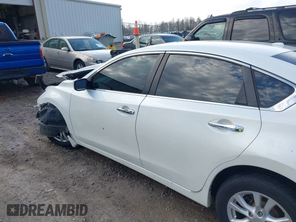 2015 Nissan Altima 2.5 S with VIN 1N4AL3AP8FC160830, listed as a IAAI auction lot 41561952 with 209,134 mi miles. Bid and sale history available at carsss.com. Image 15.