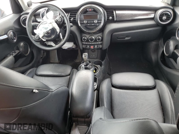 2015 MINI Hardtop 4 Door S z VIN WMWXU3C54F2B57314, wystawiony jako Copart lot #56327705 z przebiegiem 89 986 mil mil oraz Szkody całkowita. Historia ofert i sprzedaży dostępna na DreamBid. Obrazek 8.