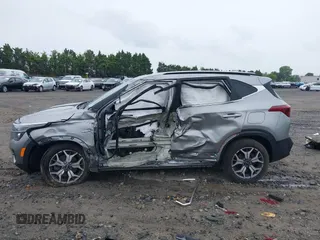 2021 Kia Seltos EX z VIN KNDERCAAXM7152773, wystawiony jako IAAI lot #42358182 z przebiegiem 49 120 mil mil oraz . Historia ofert i sprzedaży dostępna na DreamBid. Obrazek 15.